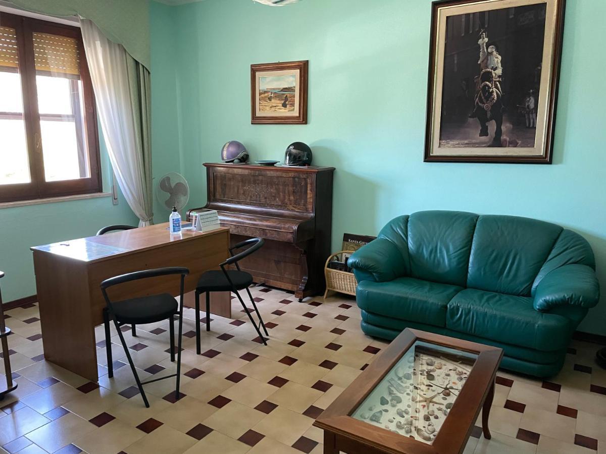 B&B Su Fassoi Santa Giusta Exteriör bild